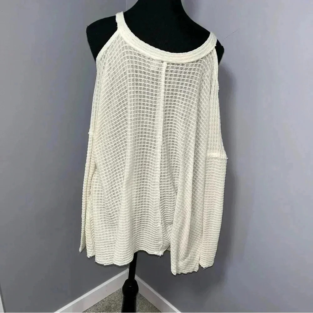 Design Lab Cold Shoulder Top - Picture 3 of 5